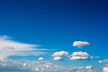 Mavi gökyüzü ve havada beyaz bulutlar