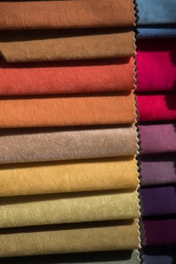 Çeşitli renk ve tipte renkli kumaş örnekleri