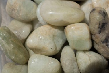 Doğal mineral kaya numunesi olarak aquamarine (mavi beril) değerli taş