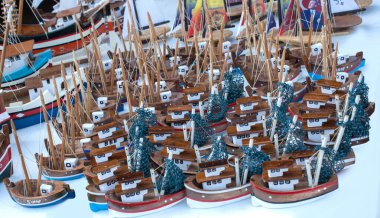 Bir dizi küçük renkli model tekne.