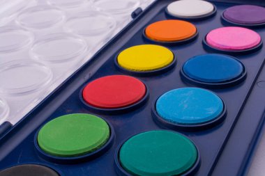 Sanat ve zanaat ekipman ahşap bir masa üzerinde