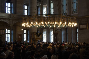 Osmanlı saat Camii Istanbul'daki insanlarla iç