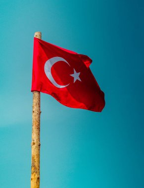 Türk ulusal bayrağı açık havada bir direğe asılı