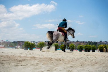 Türk erkeği ve binicisi etnik kıyafet örnekleri