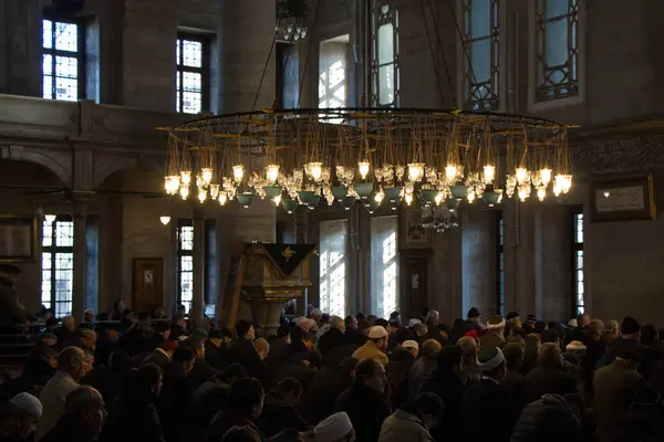 Osmanlı saat Camii Istanbul'daki insanlarla iç