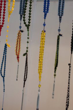 Çeşitli renkte tespih seti