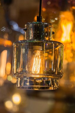 Dekoratif stil filament ampulleri görünürde