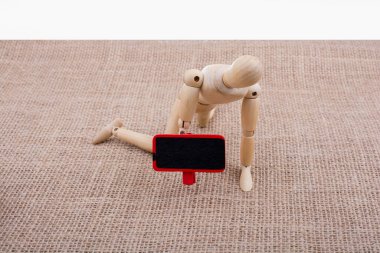 Tahtadan adamın elinde bir hakları Kurulu ile dizlerinin üzerinde