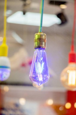 Dekoratif antika edison tarzı iplik ampulleri asılıydı.