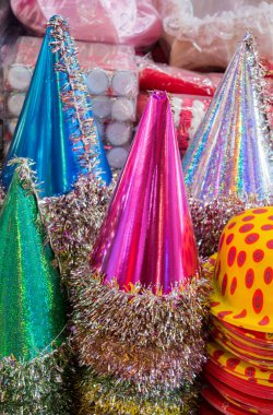 Çeşitli renkte parti şapkaları.