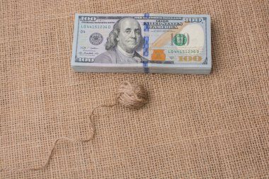 Keten biriktirme makarası üzerinde bizi demet Doları banknot yerleştirilir