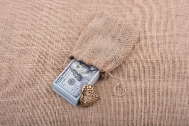 kalp ikonu demeti ABD doları keten bir tuval üzerine yerleştirilmiş