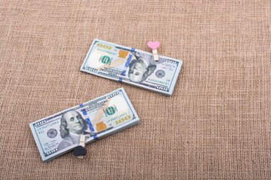 kalp ikonu demeti ABD doları keten bir tuval üzerine yerleştirilmiş