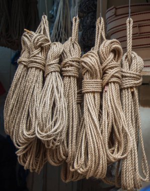 Çarşıda keten bir ip demeti