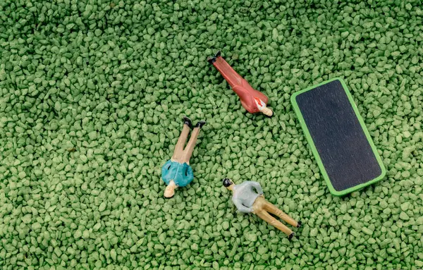 İnsan ve hakları kurulu kum üzerinde küçük heykelcik