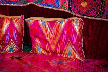 Geleneksel Türk el yapımı renkli doğal kumaş yastıklar