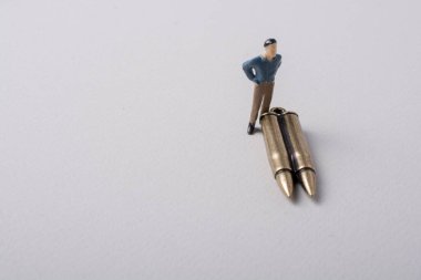 Heykelcik modeli ve madde işareti olarak karşı savaş fotoğraf kavramsal