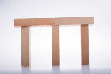 Tahta Domino Blokları beyaz arkaplanda bir çizgi oluşturur