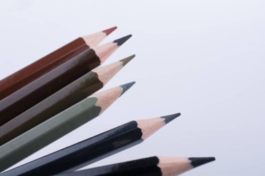 çeşitli renk beyaz bir arka plan üzerinde renkli kalemler