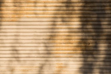 Metal arka plan olarak dükkanın önündeki düz çizgiler.