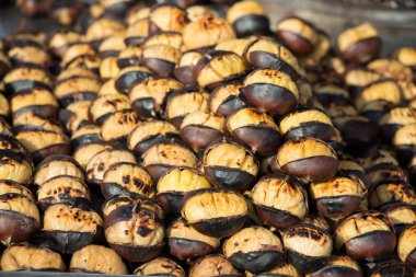 Sıcak ateşte kızartılmış organik kahverengi kestaneler.