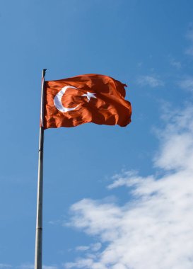 Gökyüzünde beyaz yıldız ve ay bulunan Türk ulusal bayrağı