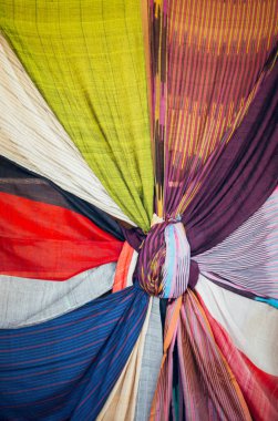 Çeşitli renk ve tipte renkli kumaş örnekleri