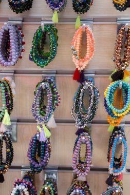 Renkli boncuklardan yapılmış bilezik.