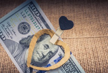 Benjamin Franklin 'in 100 dolarlık banknottaki yüzünü kapat.