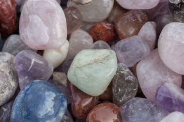 Belli bir tipte doğal mineral değerli taşlar.