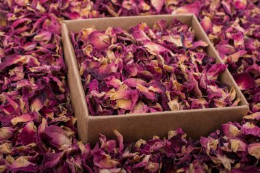 Kutuda kurumuş gül yaprakları ve arka plan olarak