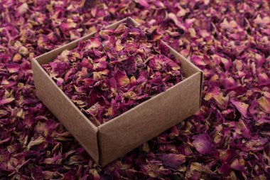 Kutuda kurumuş gül yaprakları ve arka plan olarak