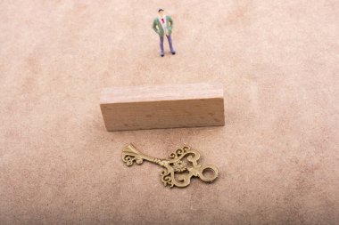 Retro tarz anahtar arkasında heykelcik duran