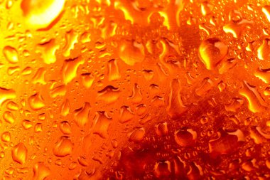 Yakın plan görüntüde su damlalarıyla kaplı arkaplan