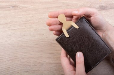 Elinde cüzdanla kağıttan kesilmiş bir adam şekli.