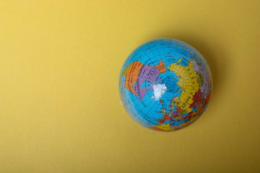 Dünya küre modeli. Küresel iş ve ekoloji kavramı.
