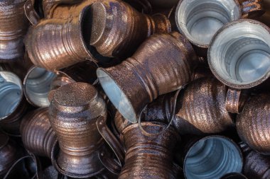 Eski Osmanlı tarzında yapılmış metal kupalar.