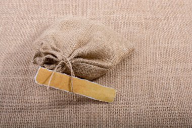 Tuval üzerinde yırtık bir kağıt üzerinde yazılı neşeli Noel ifadeler