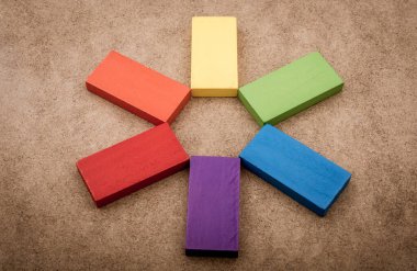 Çeşitli renklerin ahşap bloklarından birini tutarken