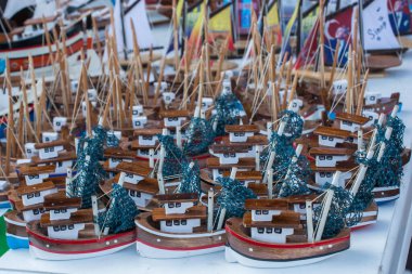 Bir dizi küçük renkli model tekne.