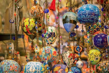 Sokak pazarında hediyelik eşya olarak renkli Türk seramik topları