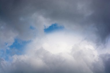 Koyu ve gri bulutlar gökyüzünde