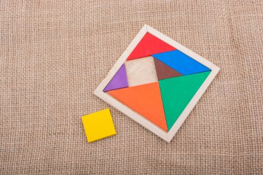 Kare tangram bulmacasının renkli parçaları