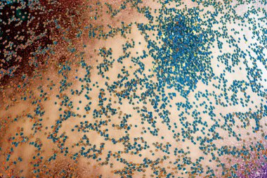 Su tabanında yağ kabarcıkları oluşmuş.