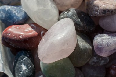 Belli bir tipte doğal mineral değerli taşlar.