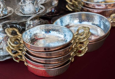 Yeni metal tavalar yemek takımı olarak