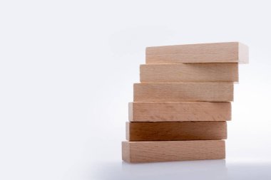 Tahta Domino Blokları beyaz arkaplanda bir çizgi oluşturur