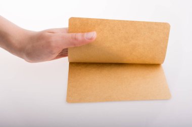 Beyaz arka planda bir sayfa kağıt tutarken