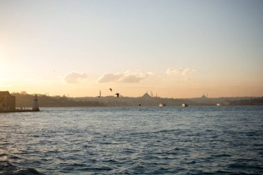 Uzak mesafedeki Ayasofya ve Mavi Cami 'nin olduğu Bakire Kulesi' nden akşam görüntüsü.