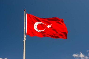 Gökyüzünde beyaz yıldız ve ay bulunan Türk ulusal bayrağı